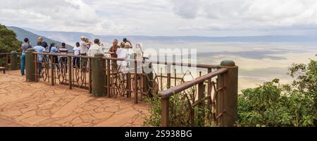Ngorongoro Tansania - 20. November 2024: Menschen am Aussichtspunkt der Plattform mit Blick auf den Ngorongoro-Krater in Tansania Ostafrika Stockfoto