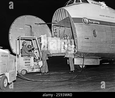 US-Soldaten laden Militärgüter mit einem Gabelstapler auf Capitol Airways Armstrong Whitworth AW.650 Argosy 101 in den USA um 1963. Diese Argosy wurde 1961 an die US-amerikanische Fluggesellschaft Riddle Airlines geliefert, die N6504R registriert hatte. Sie diente der Unterstützung der United States Air Force (USAF) in den Vereinigten Staaten. Das Flugzeug wurde 1962 an Capitol Airways aus Nashville, Tennessee, verkauft und 1964 an Zantop Air Transport. Die Armstrong Whitworth Argosy war ein britisches Transport-/Frachtflugzeug der Nachkriegszeit. Stockfoto