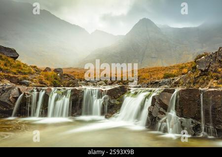 Wasserfälle auf der Isle of Skye an den Fairy Pools Skye und den Black Cuillins Range Glen Brittle Skye Highlands and Islands Scotland UK GB Europe Stockfoto