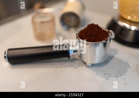 Nahaufnahme der Kaffeezubereitung: Barista tampft Espresso Stockfoto