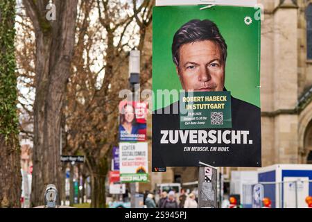 Stuttgart, Baden-Württemberg, Deutschland - 23. Januar 2025: Wahlplakat in Stuttgart der Partei Bündnis 90 / die grünen zur Bundestagswahl 2025. Robert Habeck in Stuttgart. Vertrauen. Eine Person. Ein Wort. Der Grüne Politiker besucht Stuttgart am 25.01.2025 im Rahmen seiner Wahlkampfreise in die Carl-Benz-Arena. *** Wahlplakat in Stuttgart der Partei Bündnis 90 / die grünen zur Bundestagswahl 2025. Robert Habeck in Stuttgart. Zuversicht. Ein Mensch. Ein Wort. Der Grünen-Politiker besucht Stuttgart am 25.01.2025 im Rahmen seiner Wahlkampftour in der Carl-Benz-Arena. Stockfoto