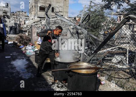 Rafah, Palästina. Januar 2025. 24. Januar 2025, Palästinensische Gebiete, Rafah: Ein Palästinenser kocht Nahrungsmittelhilfe, die von Wohltätigkeitsorganisationen in Rafah verteilt wird, Tage nach Inkrafttreten des Waffenstillstandsabkommens zwischen Israel und Hamas. Foto: Abed Rahim Khatib/dpa Credit: dpa Picture Alliance/Alamy Live News Stockfoto