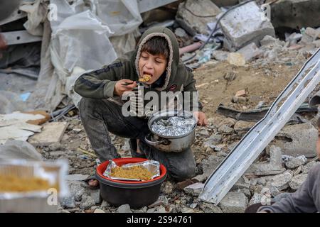 Rafah, Palästina. Januar 2025. 24. Januar 2025, Palästinensische Gebiete, Rafah: Ein palästinensischer Junge isst, nachdem er Nahrungsmittelhilfe von Wohltätigkeitsorganisationen in Rafah erhalten hat, Tage nach Inkrafttreten des Waffenstillstandsabkommens zwischen Israel und Hamas. Foto: Abed Rahim Khatib/dpa Credit: dpa Picture Alliance/Alamy Live News Stockfoto