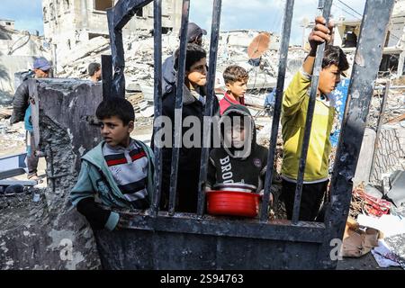Rafah, Palästina. Januar 2025. 24. Januar 2025, Palästinensische Gebiete, Rafah: Die Palästinenser versammeln sich in einer überfüllten Schlange, um Nahrungsmittelhilfe zu erhalten, die von Wohltätigkeitsorganisationen in Rafah verteilt wird, Tage nach Inkrafttreten des Waffenstillstandsabkommens zwischen Israel und Hamas. Foto: Abed Rahim Khatib/dpa Credit: dpa Picture Alliance/Alamy Live News Stockfoto