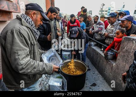 Rafah, Palästina. Januar 2025. 24. Januar 2025, Palästinensische Gebiete, Rafah: Die Palästinenser versammeln sich in einer überfüllten Schlange, um Nahrungsmittelhilfe zu erhalten, die von Wohltätigkeitsorganisationen in Rafah verteilt wird, Tage nach Inkrafttreten des Waffenstillstandsabkommens zwischen Israel und Hamas. Foto: Abed Rahim Khatib/dpa Credit: dpa Picture Alliance/Alamy Live News Stockfoto