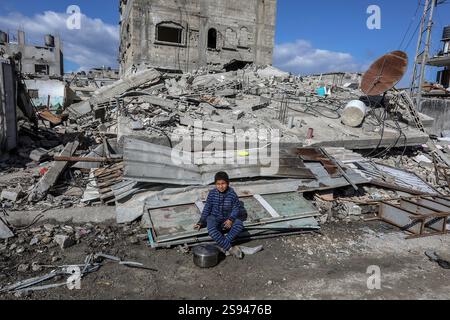 Rafah, Palästina. Januar 2025. 24. Januar 2025, Palästinensische Gebiete, Rafah: Ein palästinensischer Junge wartet auf Nahrungsmittelhilfe, die von gemeinnützigen Organisationen in Rafah verteilt wird, Tage nach Inkrafttreten des Waffenstillstandsabkommens zwischen Israel und Hamas. Foto: Abed Rahim Khatib/dpa Credit: dpa Picture Alliance/Alamy Live News Stockfoto