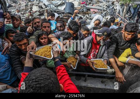Rafah, Palästina. Januar 2025. 24. Januar 2025, Palästinensische Gebiete, Rafah: Die Palästinenser versammeln sich in einer überfüllten Schlange, um Nahrungsmittelhilfe zu erhalten, die von Wohltätigkeitsorganisationen in Rafah verteilt wird, Tage nach Inkrafttreten des Waffenstillstandsabkommens zwischen Israel und Hamas. Foto: Abed Rahim Khatib/dpa Credit: dpa Picture Alliance/Alamy Live News Stockfoto