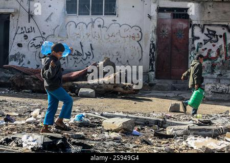 Rafah, Palästina. Januar 2025. 24. Januar 2025, Palästinensische Gebiete, Rafah: Die Palästinenser erhalten von einer Hilfsorganisation in Rafah sauberes Wasser, Tage nach Inkrafttreten des Waffenstillstandsabkommens zwischen Israel und Hamas. Foto: Abed Rahim Khatib/dpa Credit: dpa Picture Alliance/Alamy Live News Stockfoto
