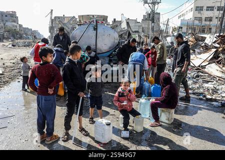 Rafah, Palästina. Januar 2025. 24. Januar 2025, Palästinensische Gebiete, Rafah: Die Palästinenser erhalten von einer Hilfsorganisation in Rafah sauberes Wasser, Tage nach Inkrafttreten des Waffenstillstandsabkommens zwischen Israel und Hamas. Foto: Abed Rahim Khatib/dpa Credit: dpa Picture Alliance/Alamy Live News Stockfoto