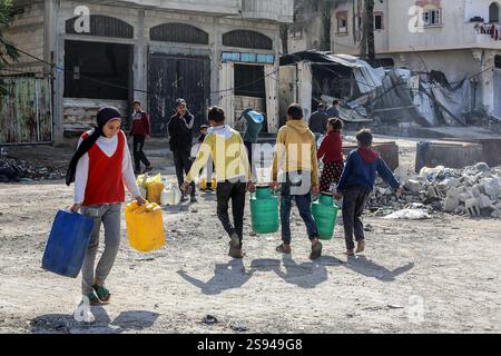 Rafah, Palästina. Januar 2025. 24. Januar 2025, Palästinensische Gebiete, Rafah: Die Palästinenser erhalten von einer Hilfsorganisation in Rafah sauberes Wasser, Tage nach Inkrafttreten des Waffenstillstandsabkommens zwischen Israel und Hamas. Foto: Abed Rahim Khatib/dpa Credit: dpa Picture Alliance/Alamy Live News Stockfoto