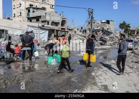 Rafah, Palästina. Januar 2025. 24. Januar 2025, Palästinensische Gebiete, Rafah: Die Palästinenser erhalten von einer Hilfsorganisation in Rafah sauberes Wasser, Tage nach Inkrafttreten des Waffenstillstandsabkommens zwischen Israel und Hamas. Foto: Abed Rahim Khatib/dpa Credit: dpa Picture Alliance/Alamy Live News Stockfoto