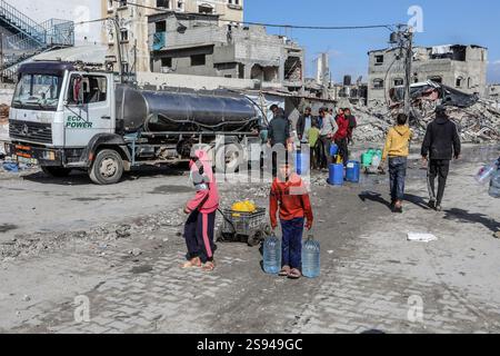 Rafah, Palästina. Januar 2025. 24. Januar 2025, Palästinensische Gebiete, Rafah: Die Palästinenser erhalten von einer Hilfsorganisation in Rafah sauberes Wasser, Tage nach Inkrafttreten des Waffenstillstandsabkommens zwischen Israel und Hamas. Foto: Abed Rahim Khatib/dpa Credit: dpa Picture Alliance/Alamy Live News Stockfoto