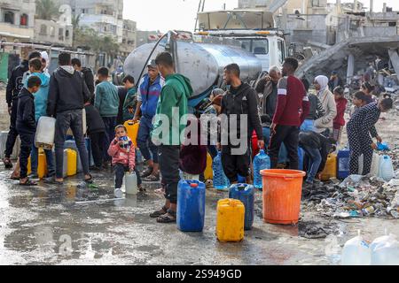Rafah, Palästina. Januar 2025. 24. Januar 2025, Palästinensische Gebiete, Rafah: Die Palästinenser erhalten von einer Hilfsorganisation in Rafah sauberes Wasser, Tage nach Inkrafttreten des Waffenstillstandsabkommens zwischen Israel und Hamas. Foto: Abed Rahim Khatib/dpa Credit: dpa Picture Alliance/Alamy Live News Stockfoto