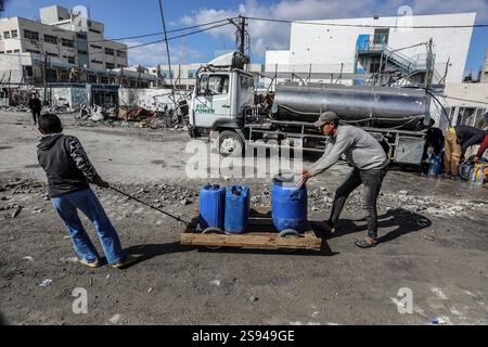 Rafah, Palästina. Januar 2025. 24. Januar 2025, Palästinensische Gebiete, Rafah: Die Palästinenser erhalten von einer Hilfsorganisation in Rafah sauberes Wasser, Tage nach Inkrafttreten des Waffenstillstandsabkommens zwischen Israel und Hamas. Foto: Abed Rahim Khatib/dpa Credit: dpa Picture Alliance/Alamy Live News Stockfoto