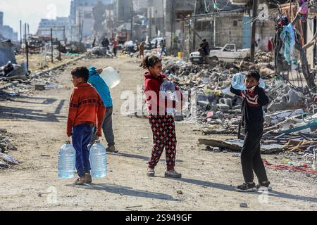 Rafah, Palästina. Januar 2025. 24. Januar 2025, Palästinensische Gebiete, Rafah: Die Palästinenser erhalten von einer Hilfsorganisation in Rafah sauberes Wasser, Tage nach Inkrafttreten des Waffenstillstandsabkommens zwischen Israel und Hamas. Foto: Abed Rahim Khatib/dpa Credit: dpa Picture Alliance/Alamy Live News Stockfoto