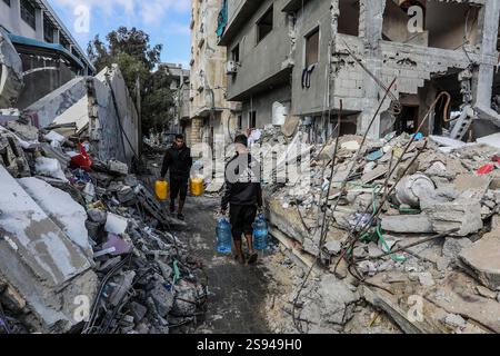 Rafah, Palästina. Januar 2025. 24. Januar 2025, Palästinensische Gebiete, Rafah: Die Palästinenser erhalten von einer Hilfsorganisation in Rafah sauberes Wasser, Tage nach Inkrafttreten des Waffenstillstandsabkommens zwischen Israel und Hamas. Foto: Abed Rahim Khatib/dpa Credit: dpa Picture Alliance/Alamy Live News Stockfoto