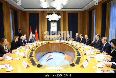 (250124) -- DER HAAG, 24. Januar 2025 (Xinhua) -- der chinesische Vize-Premier Ding Xuexiang, auch Mitglied des Ständigen Ausschusses des Politischen Büros des Zentralkomitees der Kommunistischen Partei Chinas, trifft sich am 23. Januar 2025 mit der niederländischen Vizepremierministerin und Ministerin für Klima und grünes Wachstum Sophie Hermans in den Haag, Niederlande. Ding besuchte die Niederlande vom 22. Bis 23. Januar auf Einladung der niederländischen Regierung. (Xinhua/Huang Jingwen) Stockfoto
