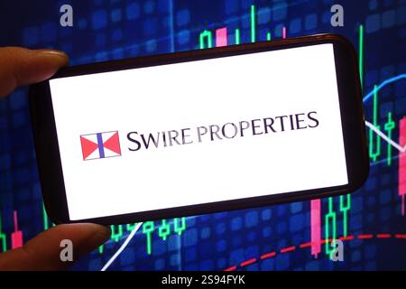 In dieser Fotoabbildung wird das Firmenlogo von Swire Properties auf einem Smartphone-Bildschirm angezeigt. Stockfoto