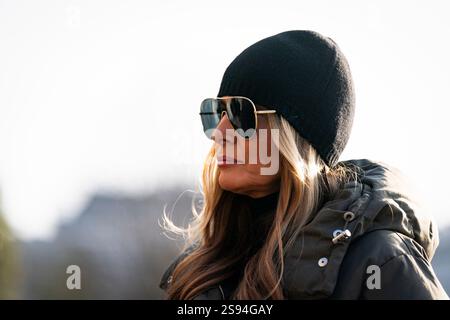 US First Lady Melania Trump sieht zu, wie Präsident Donald Trump, nicht abgebildet, im Weißen Haus mit Medienmitgliedern spricht, bevor er am Freitag, den 24. Januar 2025 in Washington, DC, an Bord der Marine One geht. Foto: Al Drago/UPI Stockfoto