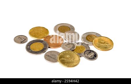 Eine Auswahl kanadischer Bargeldmünzen, isolierter Ausschnitt auf weißem Hochwinkel Stockfoto