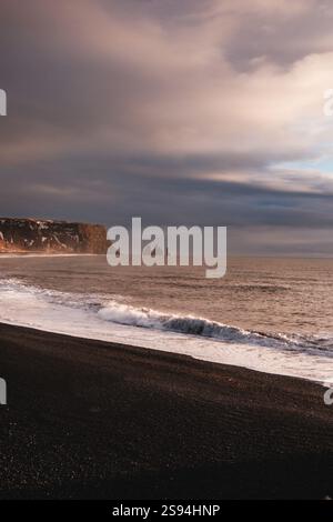 Reynisfjara schwarzer Sandstrand mit Reynisdrangar Seestapel, Süd-Island. Stockfoto