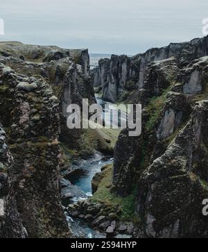 Majestätischer Fjaðrárgljúfur Canyon mit einem sich windenden Fluss, südisländische Landschaft. Stockfoto