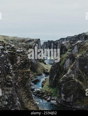 Majestätischer Fjaðrárgljúfur Canyon mit einem sich windenden Fluss, südisländische Landschaft. Stockfoto
