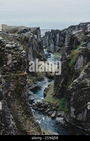 Majestätischer Fjaðrárgljúfur Canyon mit einem sich windenden Fluss, südisländische Landschaft. Stockfoto