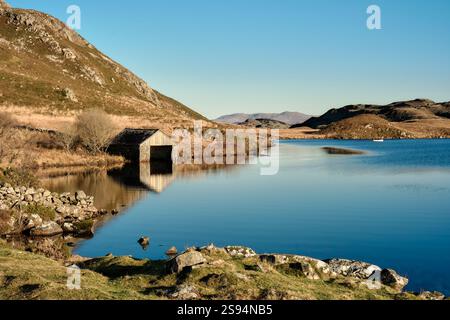 Ein Bootshaus steht am Rande der Cregennan Seen, oder Llynnau Cregennan, in der Nähe von Arthog, Dolgellau und der Mawddach-Mündung in Nordwales Stockfoto