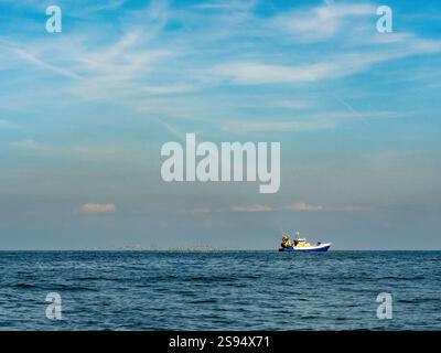 07.17.2024 der Ärmelkanal, Frankreich: Fischtrawler an der französischen Küste im Ärmelkanal Stockfoto