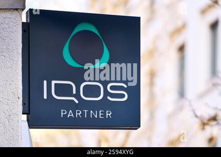 Stuttgart, Baden-Württemberg, Deutschland - 23. Januar 2025: Außenwerbung eines IQOS-Partnershops. Das Logo steht für Tabakalternativen und Innovationen im Bereich Tabakheizgeräte und rauchloses Rauchen *** Außenwerbung eines IQOS-Partnergeschäfts. Das Logo steht für Tabak-Alternativen und Innovation im Bereich Tabakerhitzer und rauchfreies Rauchen Stockfoto