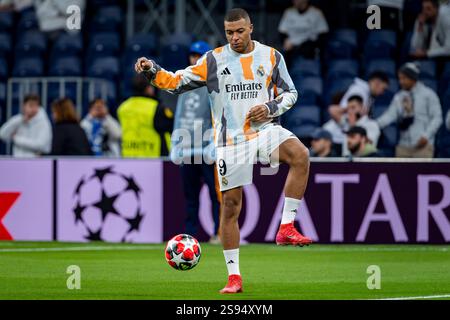 22. Januar 2025, Madrid, Spanien: Kylian Mbappe von Real Madrid CF wärmt sich beim Spiel der UEFA Champions League 2024/25 League Phase MD7 zwischen Real Madrid CF und FC Salzburg am 22. Januar 2025 in Madrid auf. (Kreditbild: © Alberto Gardin/ZUMA Press Wire) NUR REDAKTIONELLE VERWENDUNG! Nicht für kommerzielle ZWECKE! Stockfoto