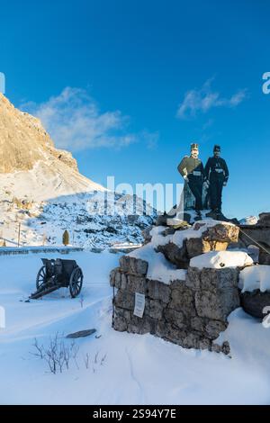 Militärkanone aus dem Ersten Weltkrieg und Figuren österreichischer Soldaten in der Nähe des Museums der Festung Tre Sassi - Valparola Pass, Dolomiten, Italien Stockfoto