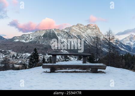 Bank und Holztisch in den Dolomiten. Blick auf Cortina d’Ampezzo, Faloria, Punta Nera und Punta Sorapiss, Dolomiten, Italien Stockfoto