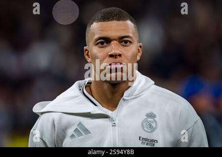 22. Januar 2025, Madrid, Spanien: Kylian Mbappe von Real Madrid CF, die während des Auftritts der offiziellen Hymne vor dem Spiel der UEFA Champions League 2024/25 Phase MD7 zwischen Real Madrid CF und FC Salzburg am 22. Januar 2025 in Madrid, Spanien, im Estadio Santiago Bernabeu zu sehen war. (Kreditbild: © Alberto Gardin/ZUMA Press Wire) NUR REDAKTIONELLE VERWENDUNG! Nicht für kommerzielle ZWECKE! Stockfoto