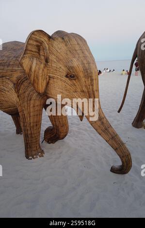 The Great Elephant Migration ist eine fesselnde öffentliche Kunstinstallation, die Miami Beach im Herbst 2024 schmückte und 100 lebensgroße Elefanten zeigte Stockfoto