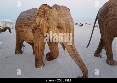 The Great Elephant Migration ist eine fesselnde öffentliche Kunstinstallation, die Miami Beach im Herbst 2024 schmückte und 100 lebensgroße Elefanten zeigte Stockfoto