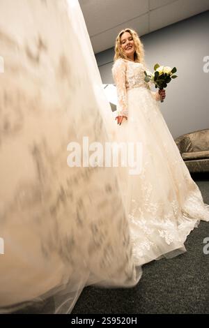 Frisch verlobte Frau versucht Hochzeitskleid, Minnesota Stockfoto