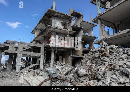 Rafah, Palästina. Januar 2025. 24. Januar 2025, Palästinensische Gebiete, Rafah: Ein allgemeiner Blick auf ein zerstörtes Haus im Shaboura-Gebiet im Zentrum der Stadt Rafah, Tage nach Inkrafttreten des Waffenstillstandsabkommens zwischen Israel und Hamas. Foto: Abed Rahim Khatib/dpa Credit: dpa Picture Alliance/Alamy Live News Stockfoto