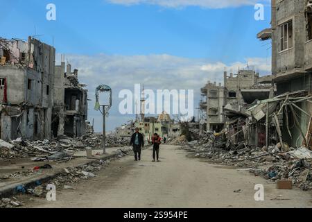 Rafah, Palästina. Januar 2025. 24. Januar 2025, Palästinensische Gebiete, Rafah: Palästinenser gehen an zerstörten Häusern im Gebiet Shaboura im Zentrum der Stadt Rafah entlang, Tage nach Inkrafttreten des Waffenstillstandsabkommens zwischen Israel und Hamas. Foto: Abed Rahim Khatib/dpa Credit: dpa Picture Alliance/Alamy Live News Stockfoto