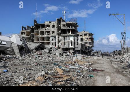 Rafah, Palästina. Januar 2025. 24. Januar 2025, Palästinensische Gebiete, Rafah: Eine allgemeine Ansicht der zerstörten Häuser im Gebiet Shaboura im Zentrum der Stadt Rafah, Tage nach Inkrafttreten des Waffenstillstandsabkommens zwischen Israel und Hamas. Foto: Abed Rahim Khatib/dpa Credit: dpa Picture Alliance/Alamy Live News Stockfoto