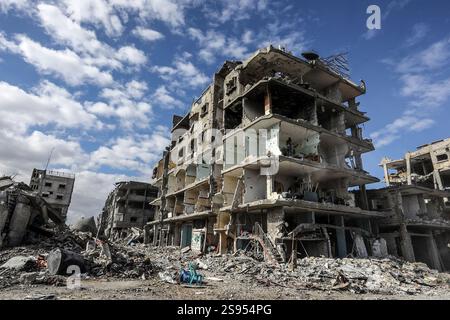Rafah, Palästina. Januar 2025. 24. Januar 2025, Palästinensische Gebiete, Rafah: Eine allgemeine Ansicht der zerstörten Häuser im Gebiet Shaboura im Zentrum der Stadt Rafah, Tage nach Inkrafttreten des Waffenstillstandsabkommens zwischen Israel und Hamas. Foto: Abed Rahim Khatib/dpa Credit: dpa Picture Alliance/Alamy Live News Stockfoto
