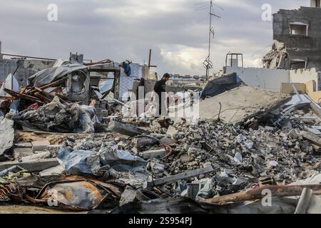 Rafah, Palästina. Januar 2025. 24. Januar 2025, Palästinensische Gebiete, Rafah: Ein Palästinenser inspiziert ein zerstörtes Haus im Gebiet Shaboura im Zentrum der Stadt Rafah, Tage nach Inkrafttreten des Waffenstillstandsabkommens zwischen Israel und Hamas. Foto: Abed Rahim Khatib/dpa Credit: dpa Picture Alliance/Alamy Live News Stockfoto