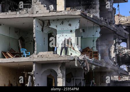 Rafah, Palästina. Januar 2025. 24. Januar 2025, Palästinensische Gebiete, Rafah: Ein Palästinenser inspiziert ein zerstörtes Haus im Gebiet Shaboura im Zentrum der Stadt Rafah, Tage nach Inkrafttreten des Waffenstillstandsabkommens zwischen Israel und Hamas. Foto: Abed Rahim Khatib/dpa Credit: dpa Picture Alliance/Alamy Live News Stockfoto