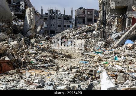 Rafah, Palästina. Januar 2025. 24. Januar 2025, Palästinensische Gebiete, Rafah: Palästinenser gehen an zerstörten Häusern im Gebiet Shaboura im Zentrum der Stadt Rafah entlang, Tage nach Inkrafttreten des Waffenstillstandsabkommens zwischen Israel und Hamas. Foto: Abed Rahim Khatib/dpa Credit: dpa Picture Alliance/Alamy Live News Stockfoto