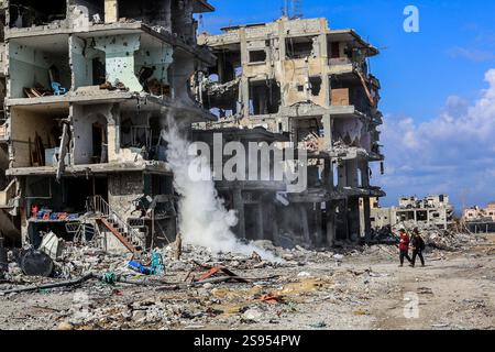 Rafah, Palästina. Januar 2025. 24. Januar 2025, Palästinensische Gebiete, Rafah: Palästinenser inspizieren zerstörte Häuser im Gebiet Shaboura im Zentrum der Stadt Rafah, Tage nach Inkrafttreten des Waffenstillstandsabkommens zwischen Israel und Hamas. Foto: Abed Rahim Khatib/dpa Credit: dpa Picture Alliance/Alamy Live News Stockfoto