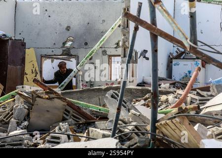 Rafah, Palästina. Januar 2025. 24. Januar 2025, Palästinensische Gebiete, Rafah: Ein Palästinenser inspiziert ein zerstörtes Haus im Gebiet Shaboura im Zentrum der Stadt Rafah, Tage nach Inkrafttreten des Waffenstillstandsabkommens zwischen Israel und Hamas. Foto: Abed Rahim Khatib/dpa Credit: dpa Picture Alliance/Alamy Live News Stockfoto