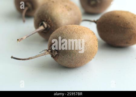 Gruppe Kiwi mit Schwänzen aus dem heimischen Garten auf weißem Hintergrund. Umweltfreundliches reines Naturprodukt. Stockfoto