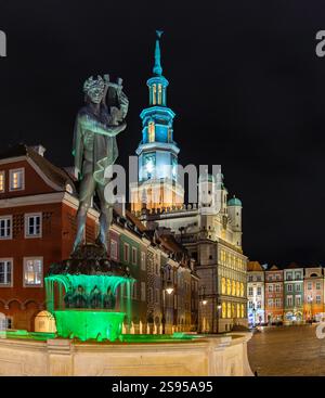 Ein Bild des alten Marktplatzes von Posen bei Nacht mit dem Rathaus, den Kaufmannshäusern und dem Apollo-Brunnen. Stockfoto