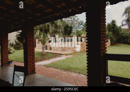 Blick im Freien auf den ruhigen Garten im Hinterhof Stockfoto